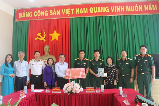 Đoàn lãnh đạo TP Hồ Chí Minh tặng quà cho các chiến sĩ tại Côn Đảo 113.jpg