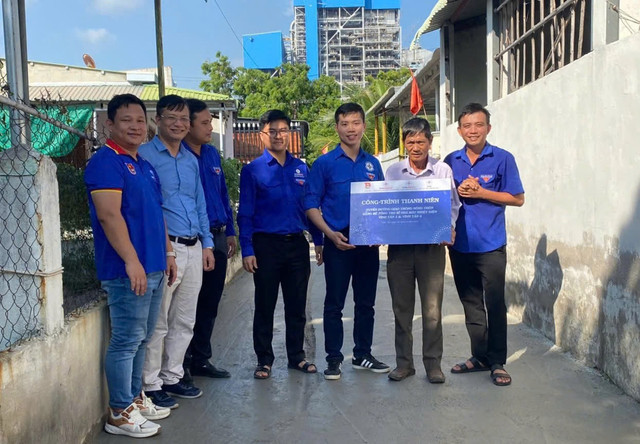 Đoàn thanh niên Nhà máy chủ động phối hợp các đơn vị triển khai Công trình thanh niên dùng bê tông trộn tro bay của Nhà máy để làm đường giao thông tại địa phương eb89f00bfbe44dba14f5.jpg