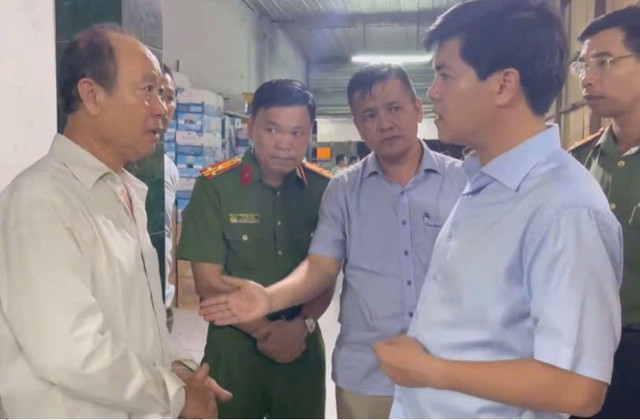 Giám đốc công an tỉnh (sơ mi xanh bên phải) chỉ đạo tại hiện trường vụ án. Ảnh Công an cung cấp z6723411210075-59589d268812e3d881d5847171e3e509.jpg