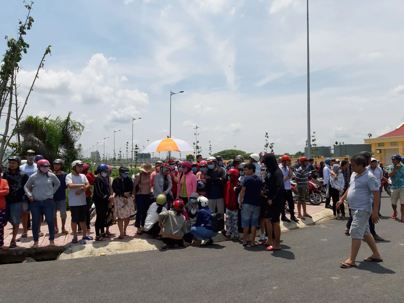 Hiện trường trục vớt xe Mercedes rơi xuống kênh bên trong có 3 thi thể