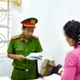 Bảo mẫu ném bé 14 tháng tuổi xuống nền gạch, hành vi tàn nhẫn cần xử nghiêm