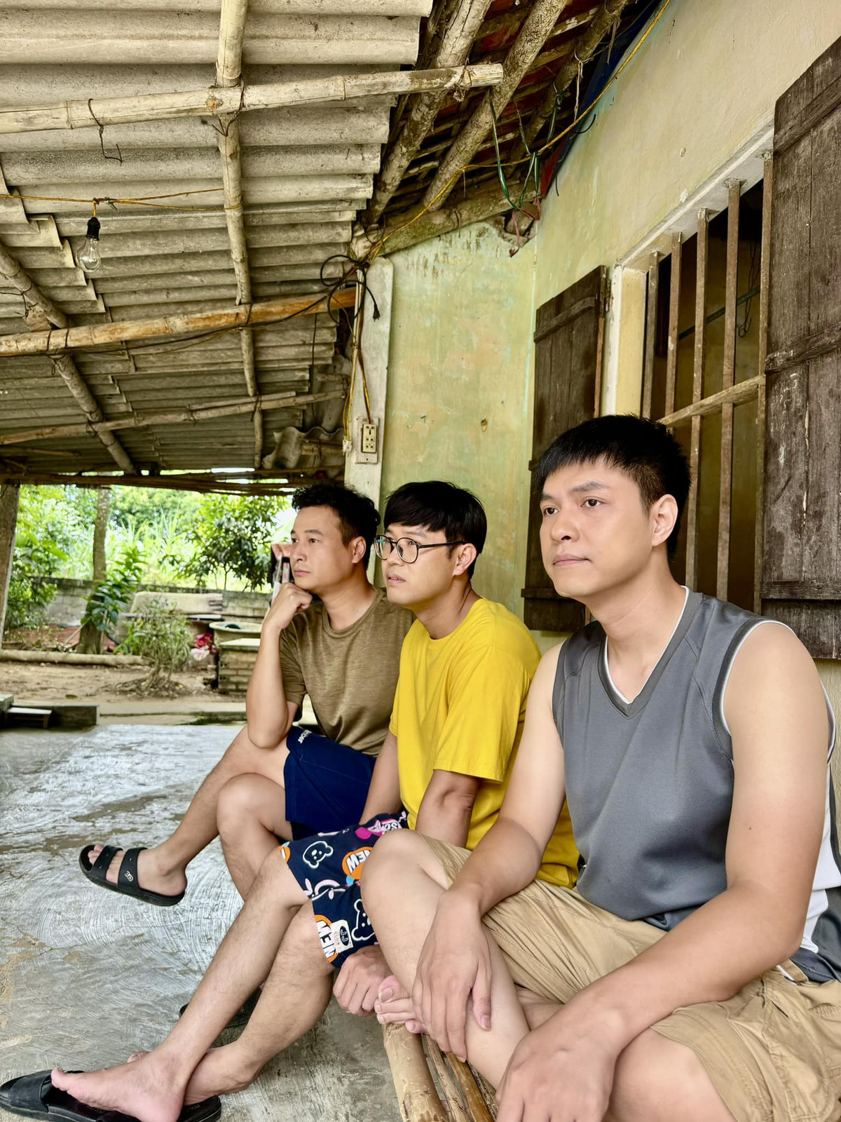 Nghệ sĩ Thái Sơn chia sẻ ảnh hậu trường bộ ba khi quay phim Vui lên nào anh em ơi. Cả ba là bạn thân từ nhỏ, luôn muốn khởi nghiệp để chứng minh giá trị bản thân với gia đình và mọi người xung quanh. Tuy nhiên, Thắng, Tiến và Đức luôn thất bại trong việc làm ăn, gặp phải nhiều tình huống "dở khóc dở cười".