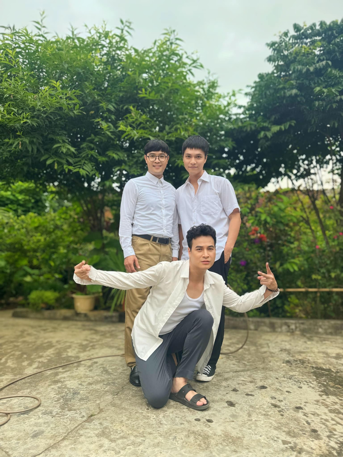 Đặc biệt, bộ ba bạn thân Thắng (Thái Sơn), Tiến (Anh Đức) và Hưng (Tô Dũng) đều chia sẻ họ quay rất nhiều cảnh hỏng vì "cứ nhìn mặt nhau là buồn cười".