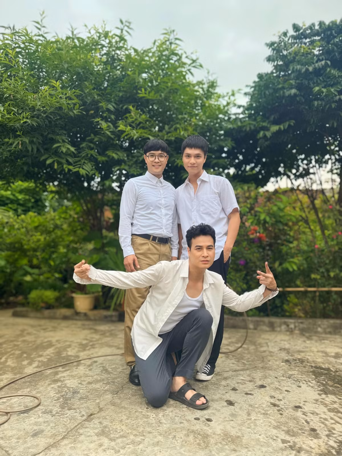 Đặc biệt, bộ ba bạn thân Thắng (Thái Sơn), Tiến (Anh Đức) và Hưng (Tô Dũng) đều chia sẻ họ quay rất nhiều cảnh hỏng vì "cứ nhìn mặt nhau là buồn cười".