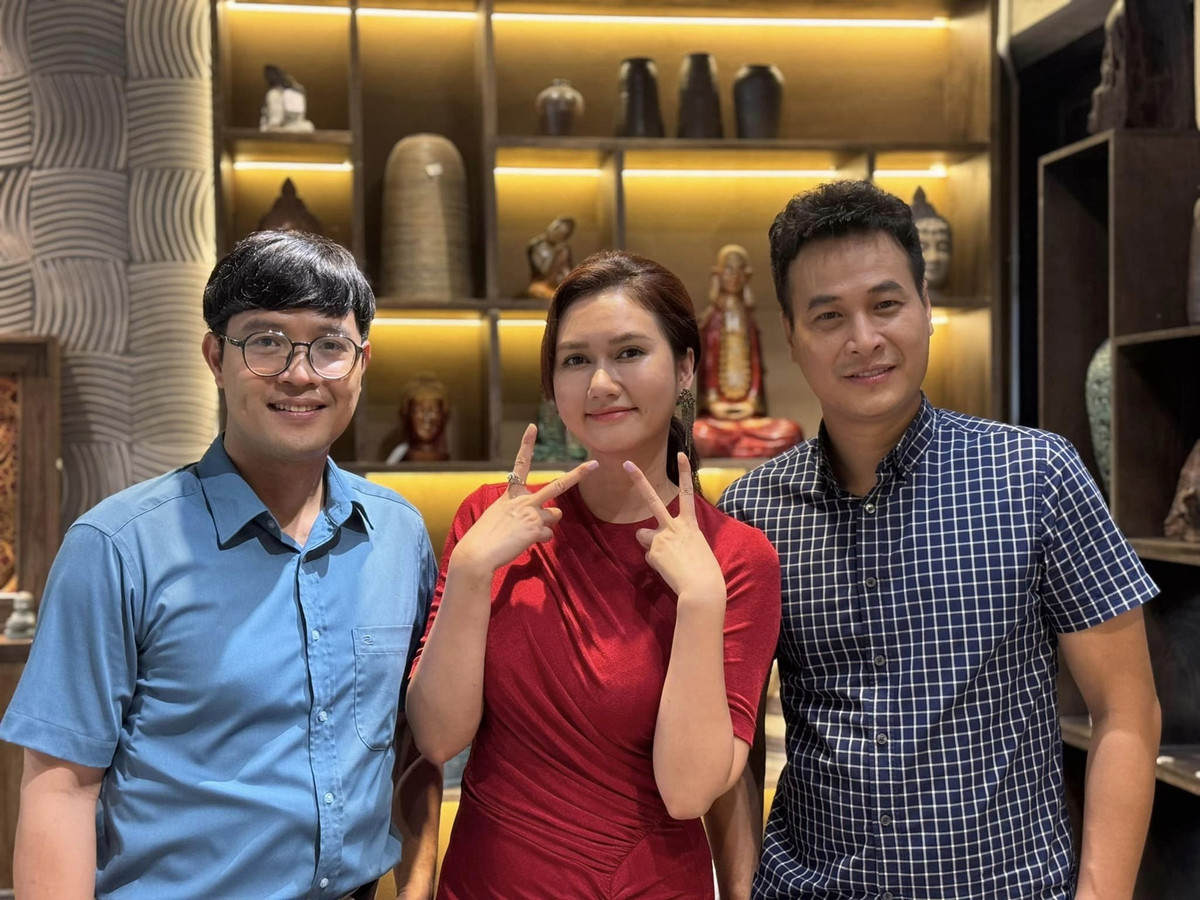 Nhân vật Ánh (Hương Giang) là một người tâm cơ, luôn tính chuyện làm ăn có lợi cho bản thân. Trong phim, Ánh lợi dụng sự hiền lành của bộ ba bạn thân nhưng ở hậu trường, cô chụp hình rất vui vẻ với các bạn diễn.