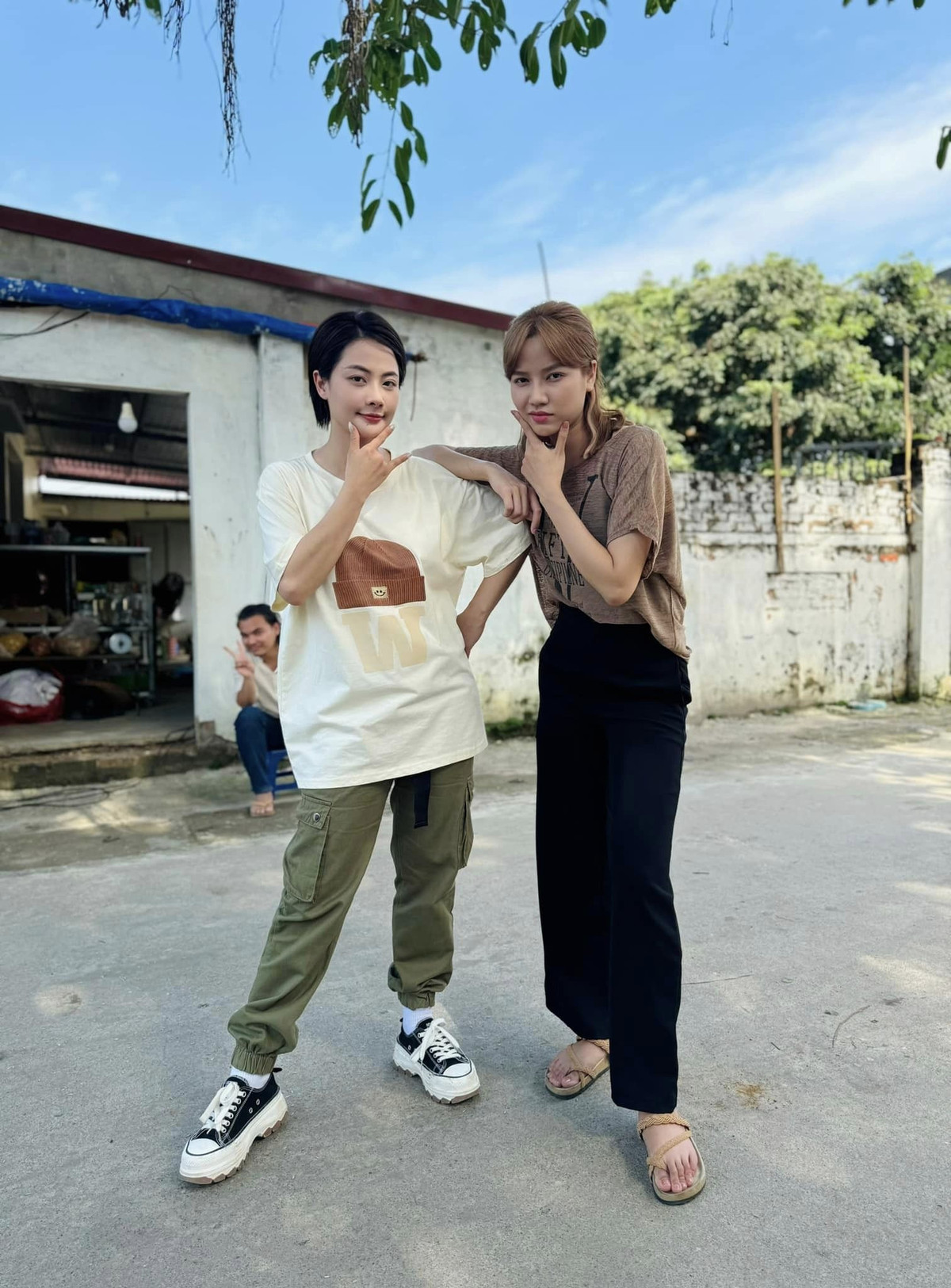 Anh Đào và Huyền Thạch tạo dáng hài hước khi chờ đến cảnh quay của mình. Diễn viên Anh Đào chia sẻ với VietNamNet, cô đã tự tay chuẩn bị, lựa chọn kỹ càng từng bộ trang phục phù hợp với nhân vật Thu.