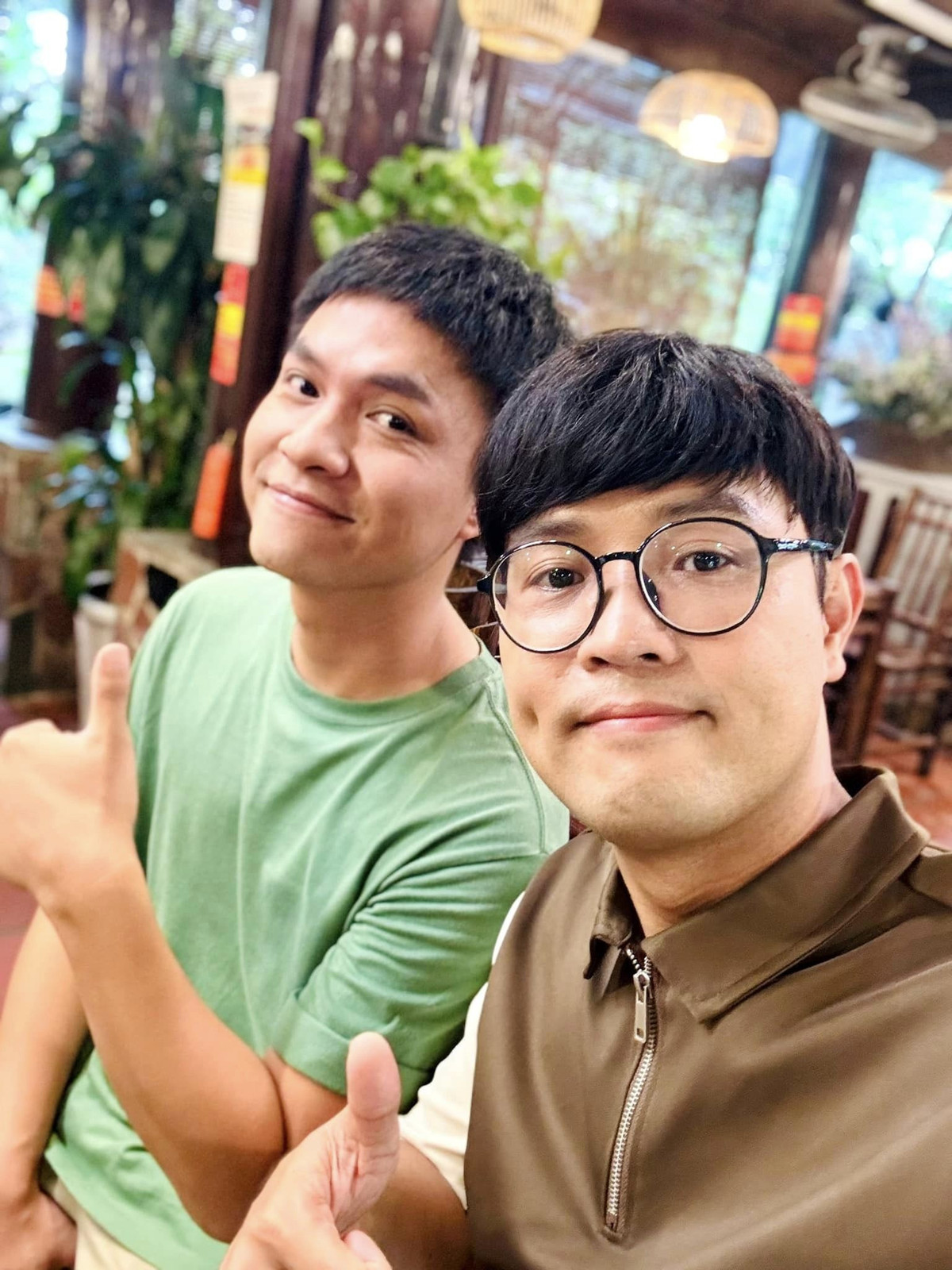 Ít người biết, nghệ sĩ Thái Sơn và diễn viên Tô Dũng là cậu - cháu ở ngoài đời. Tuy nhiên khi lên phim, cả hai vẫn xưng hô "mày - tao" không chút gượng gạo.