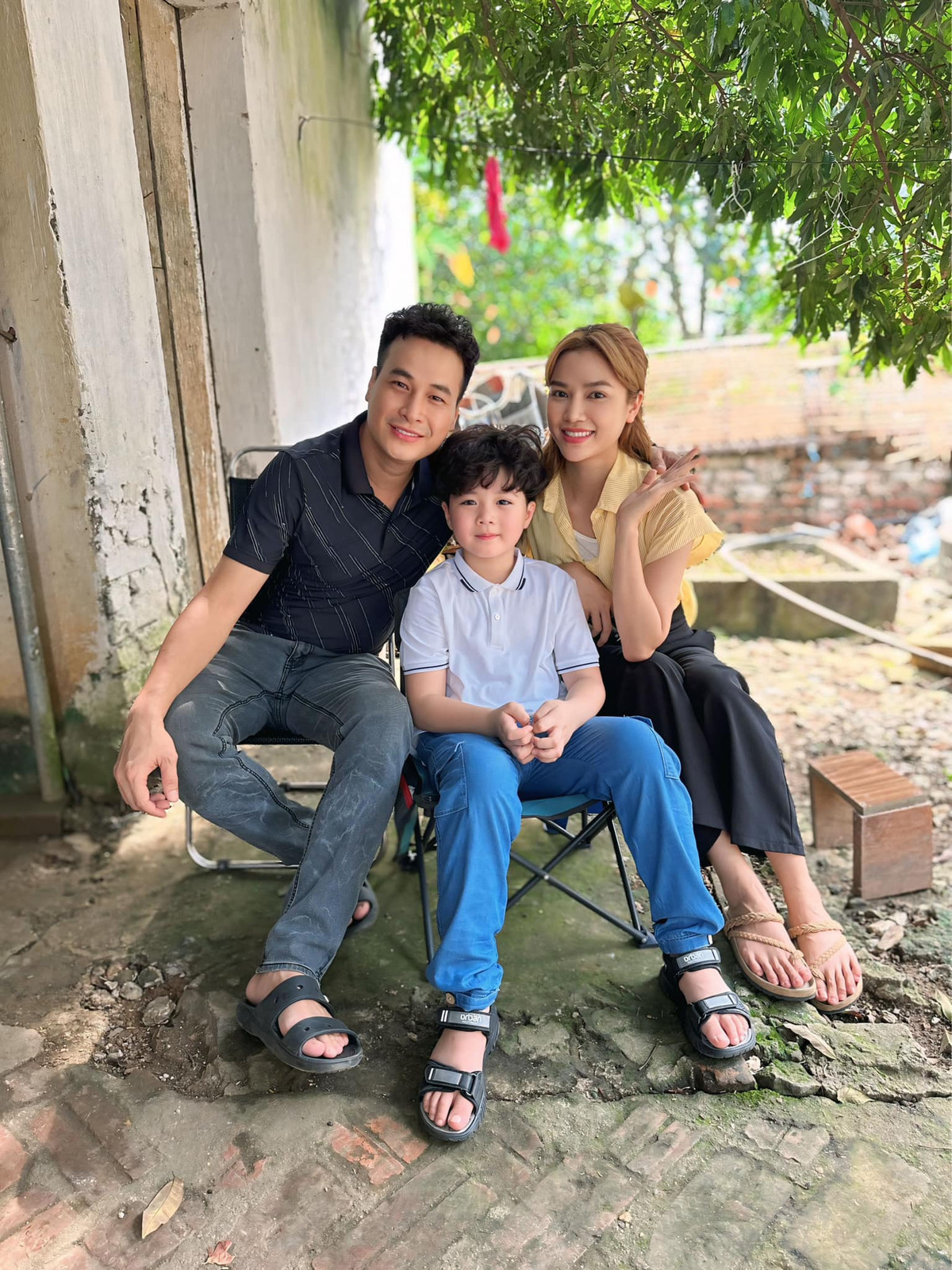 Nhân vật Thanh Thu (Anh Đào) - vợ Tiến trong phim luôn quát mắng chồng. Tuy nhiên, ở hậu trường, cả hai rất vui vẻ.