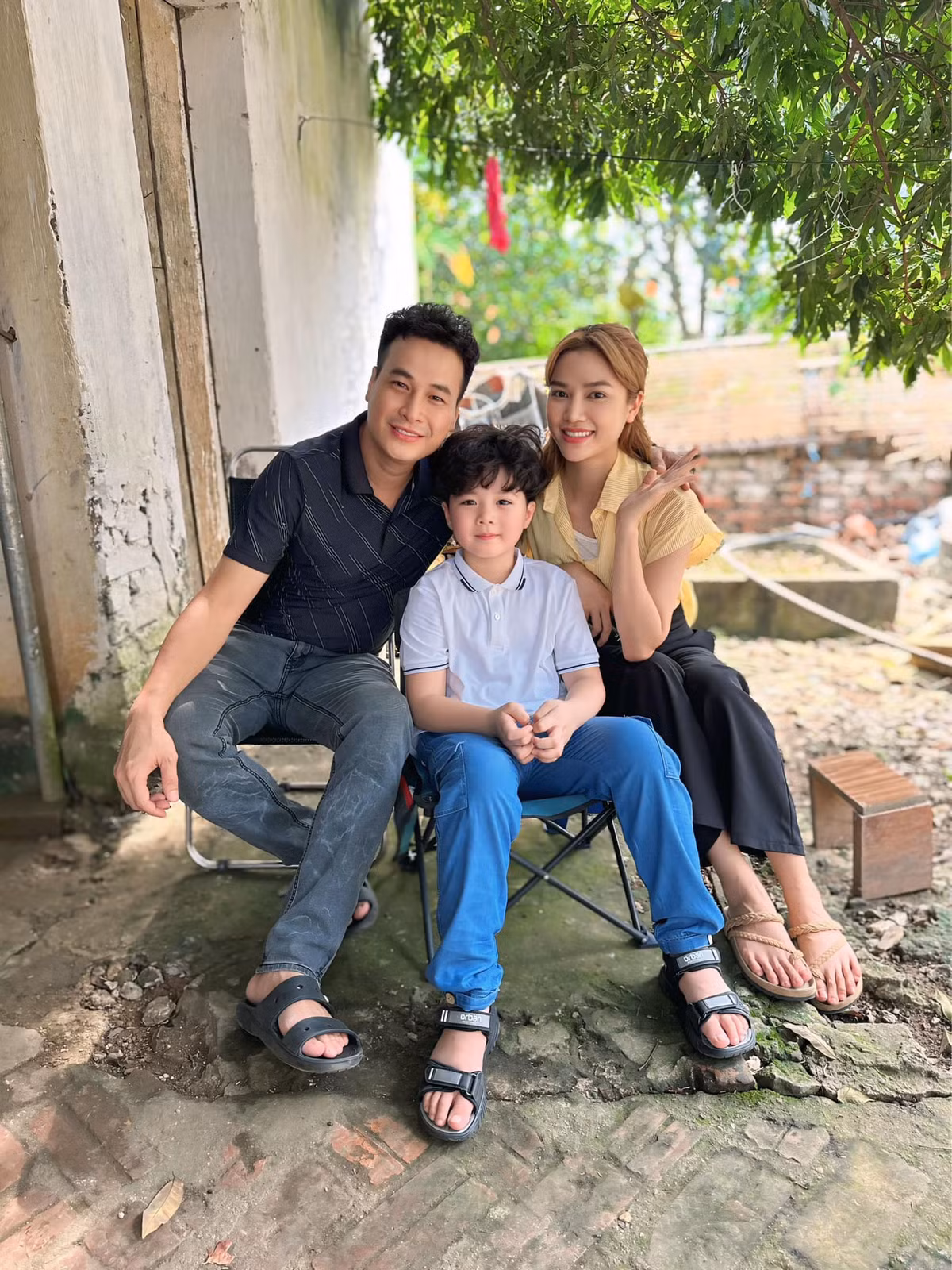 Nhân vật Thanh Thu (Anh Đào) - vợ Tiến trong phim luôn quát mắng chồng. Tuy nhiên, ở hậu trường, cả hai rất vui vẻ.