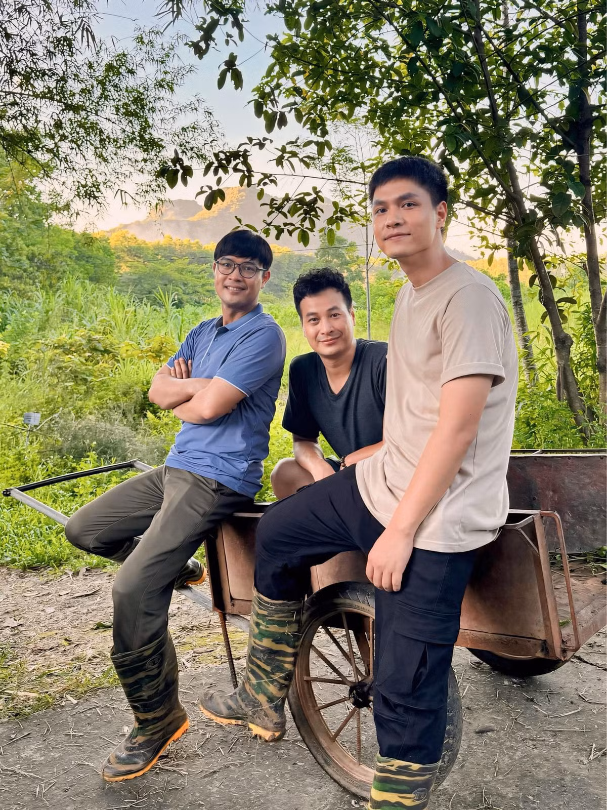 Trong phim có nhiều cảnh quay khiến khán giả bật cười vì hài hước. Điều đáng nói, chính dàn diễn viên trong phim cũng phải nhịn cười rất nhiều trong quá trình quay bộ phim này.