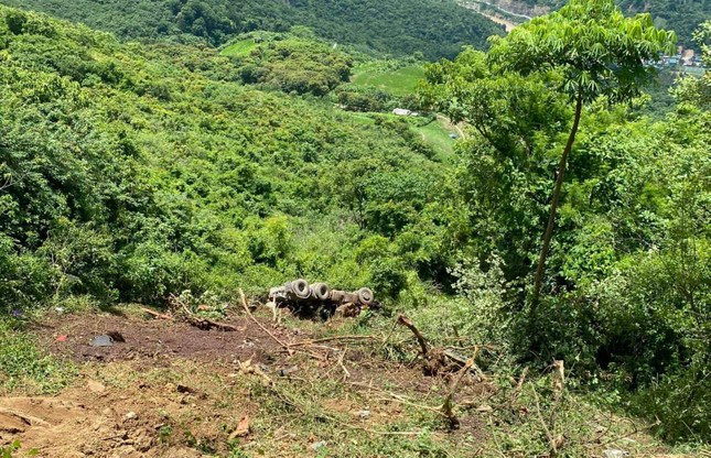 Xe cho quang tu Lao lao xuong vuc sau, tai xe tu vong-Hinh-2