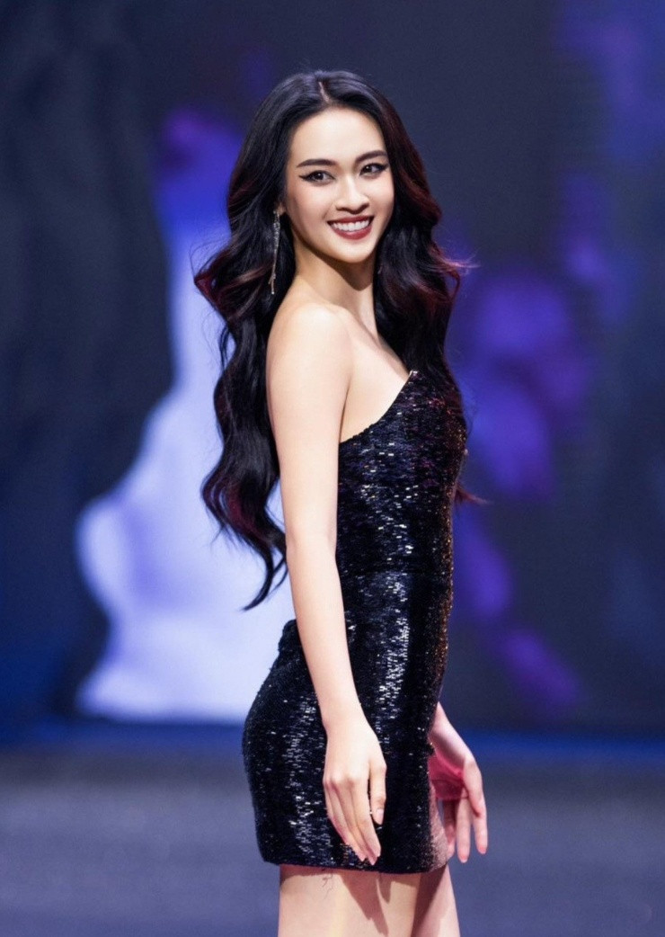  Vũ Thúy Quỳnh (SBD 040) là thí sinh lọt vào top 33 Miss Universe Vietnam 2024. Cô sinh năm 1998, quê ở Điện Biên và tốt nghiệp cử nhân tại Học viện Hành chính Quốc gia. Thúy Quỳnh sở hữu gương mặt sắc sảo, vóc dáng cân đối với chiều cao 1,74m cùng số đo ba vòng 86-63-97cm.