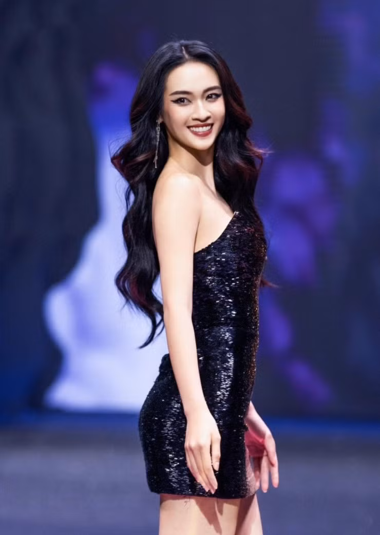  Vũ Thúy Quỳnh (SBD 040) là thí sinh lọt vào top 33 Miss Universe Vietnam 2024. Cô sinh năm 1998, quê ở Điện Biên và tốt nghiệp cử nhân tại Học viện Hành chính Quốc gia. Thúy Quỳnh sở hữu gương mặt sắc sảo, vóc dáng cân đối với chiều cao 1,74m cùng số đo ba vòng 86-63-97cm.