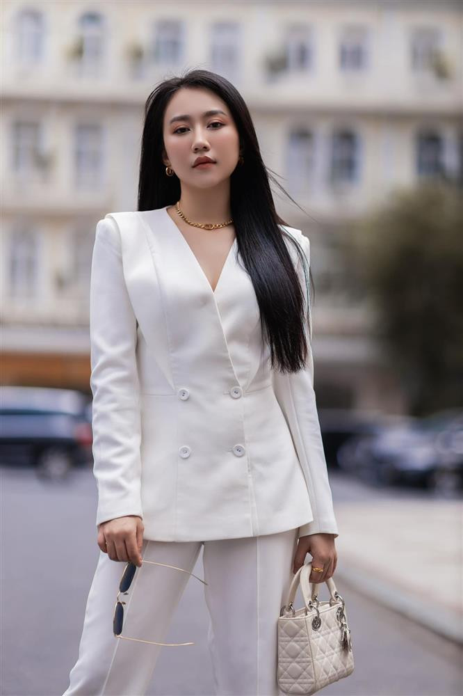 à gương mặt phía Nam nhưng Huỳnh Hồng Loan nhiều lần được VFC mời đóng phim, với "Tình Khúc Bạch Dương", "Tiệm Ăn Dì Ghẻ", "Lựa Chọn Số Phận", "Hành Trình Công Lý"...