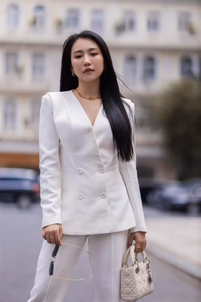 Là gương mặt phía Nam nhưng Huỳnh Hồng Loan nhiều lần được VFC mời đóng phim, với "Tình Khúc Bạch Dương", "Tiệm Ăn Dì Ghẻ", "Lựa Chọn Số Phận", "Hành Trình Công Lý"...