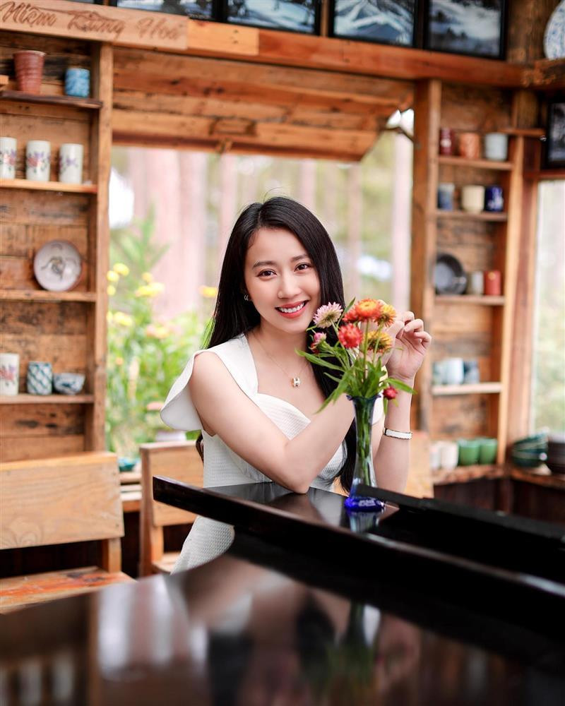 Huỳnh Hồng Loan từng đoạt giải Gương mặt đẹp cuộc thi Ngôi sao thời trang 2013. Từ cuộc thi này, cô bén duyên với nghề mẫu ảnh và tiếp tục đoạt giải Á khôi cuộc thi Hoa khôi Áo dài. Cô từng gây chú ý khi đóng MV "Âm Thầm Bên Em" của Sơn Tùng M-TP.