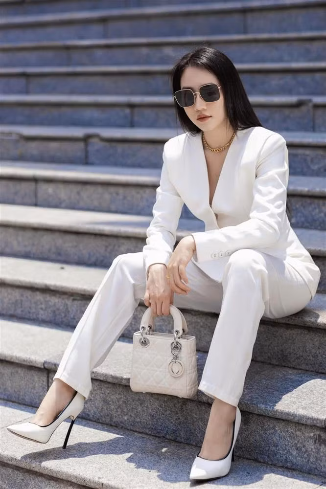 Khác với nhân vật Vân, ngoài đời Huỳnh Hồng Loan vô cùng trẻ trung, sành điệu.