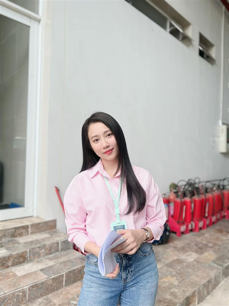 ữ diễn viên sinh năm 1994 có phong cách đa dạng và luôn giữ mái tóc dài suôn thẳng cổ điển.