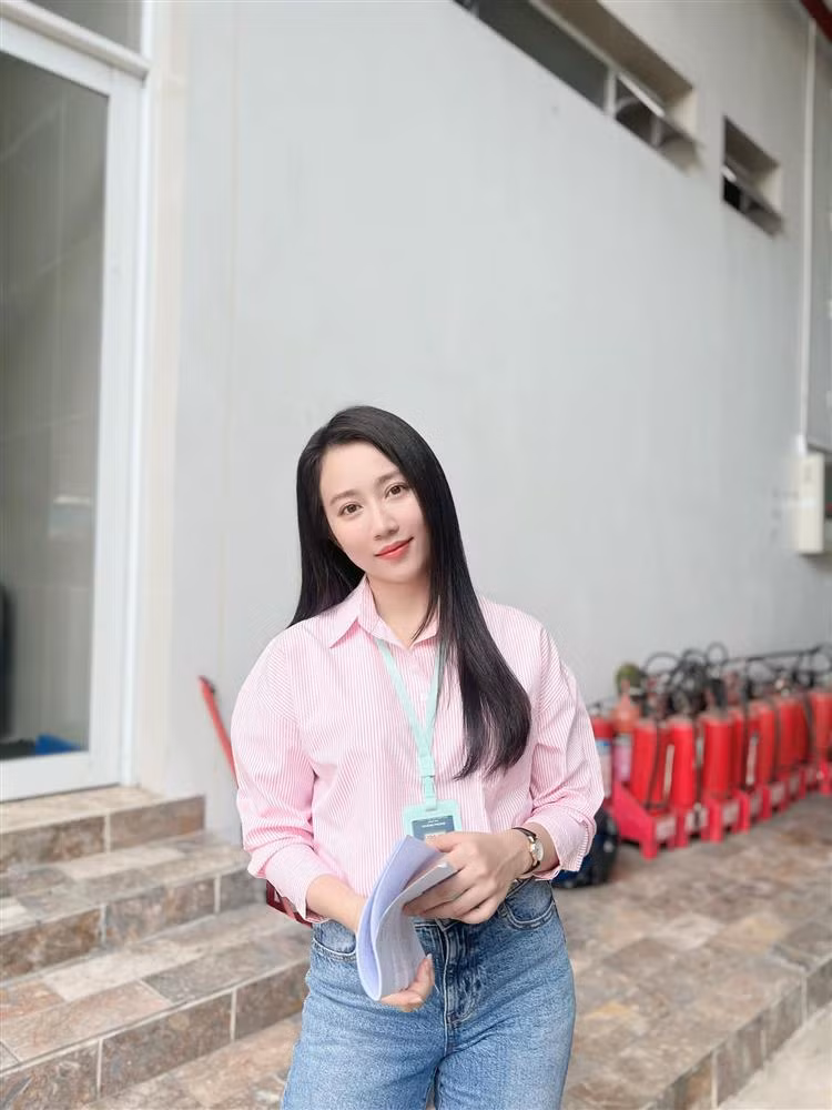 Nữ diễn viên sinh năm 1994 có phong cách đa dạng và luôn giữ mái tóc dài suôn thẳng cổ điển.