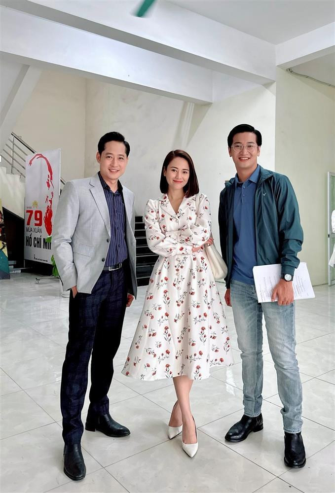 ưới bóng cây hạnh phúc là bộ phim hiếm hoi Việt Hoa và Trọng Trí đóng cùng nhau. Hai bộ phim gần nhất họ tham gia mới kết thúc phát sóng là Mình yêu nhau bình yên thôi và Trạm cứu hộ trái tim.