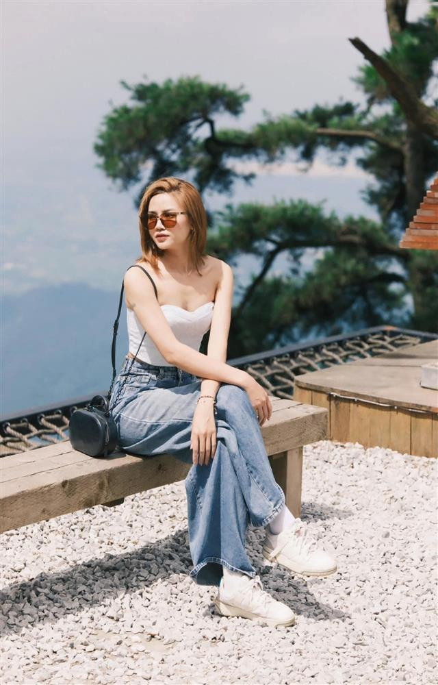 au vai chính đầu tay trong Lối về miền hoa, Anh Đào chứng tỏ khả năng diễn xuất qua hàng loạt bộ phim như Gặp em ngày nắng, Vui lên nào anh em ơi, Hồng Hà nữ sĩ... Ngoài đời cô được nhận xét quyến rũ và sành điệu hơn nhiều các vai diễn trên phim.