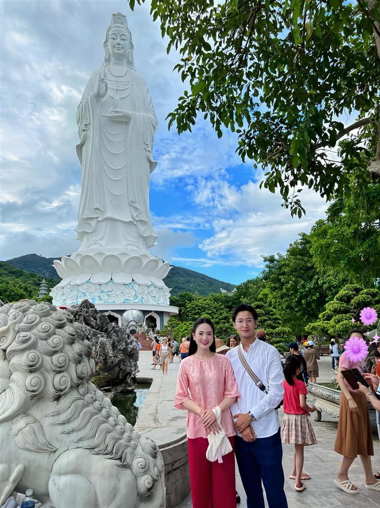 rọng Trí cho biết bố mẹ anh thậm chí còn cùng mình ngồi xem phim của Việt Hoa đóng mà không ý kiến gì vì họ hiểu công việc của các con. Nữ diễn viên còn gửi trích đoạn phim mới của cô với bạn diễn cho Trọng Trí để anh cùng nhận xét.