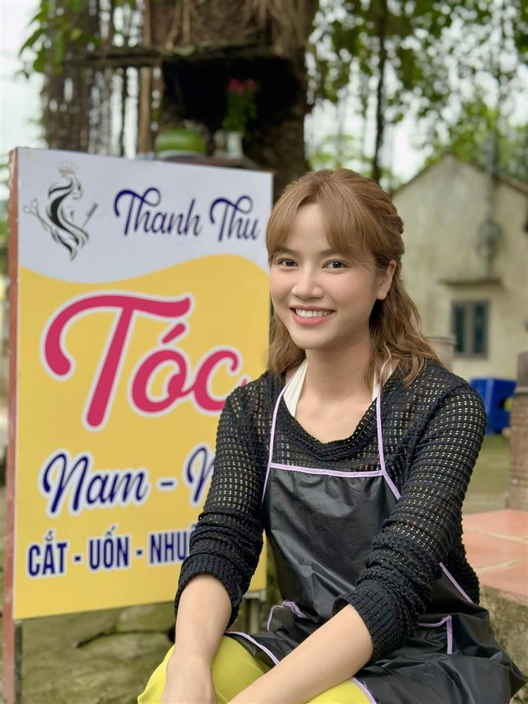 Anh Đào và bạn trai cùng công tác tại Sân khấu Lệ Ngọc. Dù cô đóng cặp với nhiều bạn diễn nam đẹp trai, thậm chí được khán giả 'đẩy thuyền' nhiệt tình với Đình Tú trong Gặp em ngày nắng nhưng nữ diễn viên cho biết cô và Anh Tuấn yêu nhau đủ lâu để không ghen tuông.