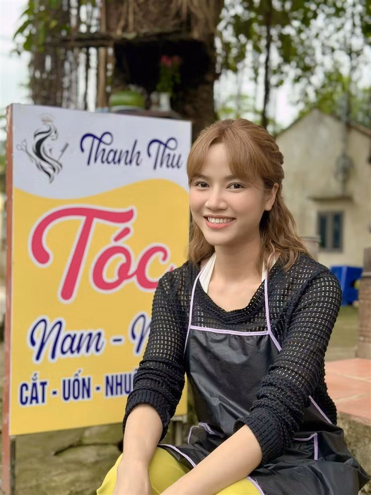 Anh Đào và bạn trai cùng công tác tại Sân khấu Lệ Ngọc. Dù cô đóng cặp với nhiều bạn diễn nam đẹp trai, thậm chí được khán giả 'đẩy thuyền' nhiệt tình với Đình Tú trong Gặp em ngày nắng nhưng nữ diễn viên cho biết cô và Anh Tuấn yêu nhau đủ lâu để không ghen tuông.