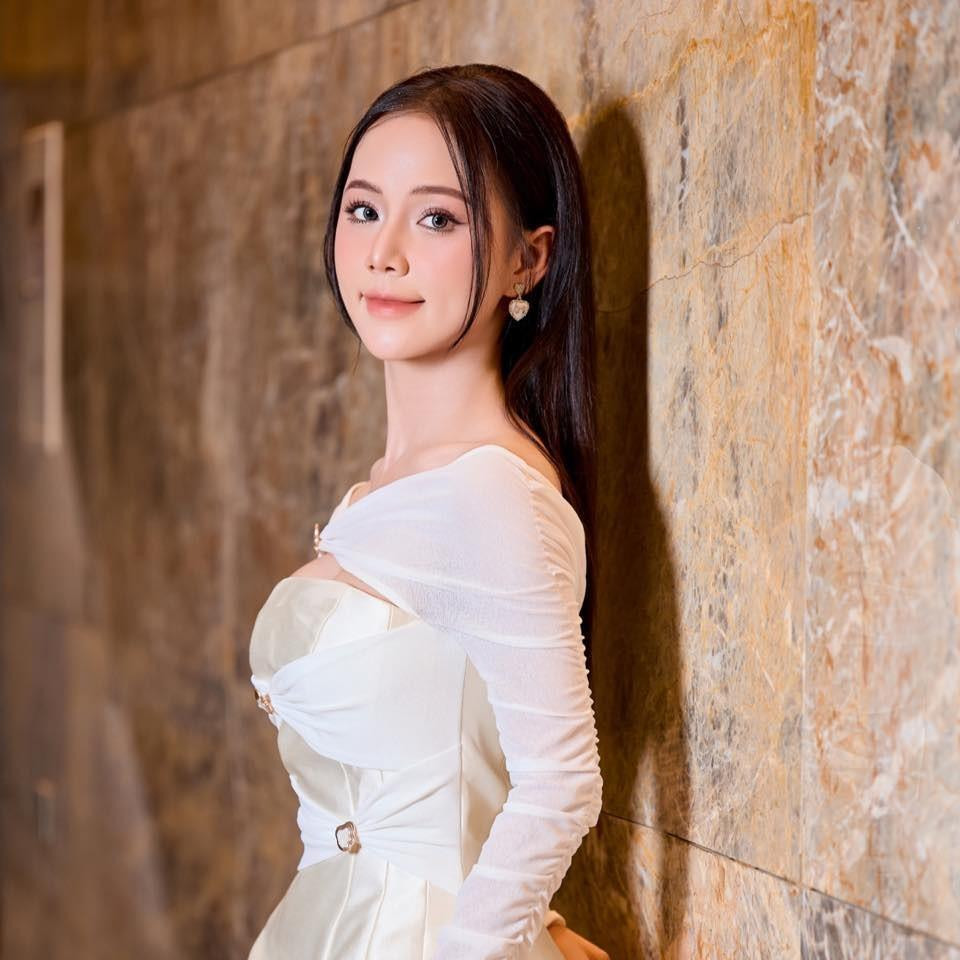 inh Thu - bạn gái mới của Tô Dũng cũng từng đổ vỡ hôn nhân, có một con riêng là cậu bé kháu khỉnh. Nữ diễn viên sinh năm 1996 từng tham gia các phim: Phố trong làng, Nơi giấc mơ tìm về, Lỡ hẹn với ngày xanh.