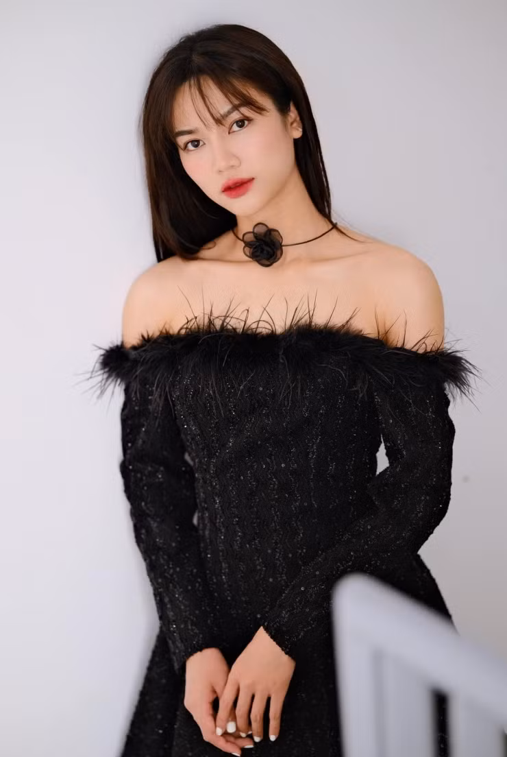 "Tôi thay đổi kiểu tóc, tự chọn từng bộ quần áo cho Thanh Thu. Khi xem lại hình ảnh của nhân vật, tôi thấy đúng là Thanh Thu mà tôi muốn thể hiện. Tôi không sợ xấu hay già đi trên phim, vì tạo hình phù hợp với tinh thần nhân vật giúp tôi thể hiện tốt hơn", Anh Đào chia sẻ.