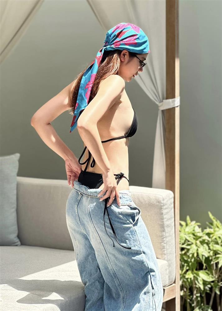 hông sở hữu vòng 1 quá lớn nhưng Huyền Lizzie vẫn tự tin khoe dáng trong trang phục khêu gợi.