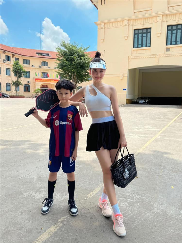 i tập thể thao với con trai vào cuối tuần, diễn viên Huyền Lizzie cũng chọn trang phục vô cùng trẻ trung khoe dáng mẹ 1 con quyến rũ.