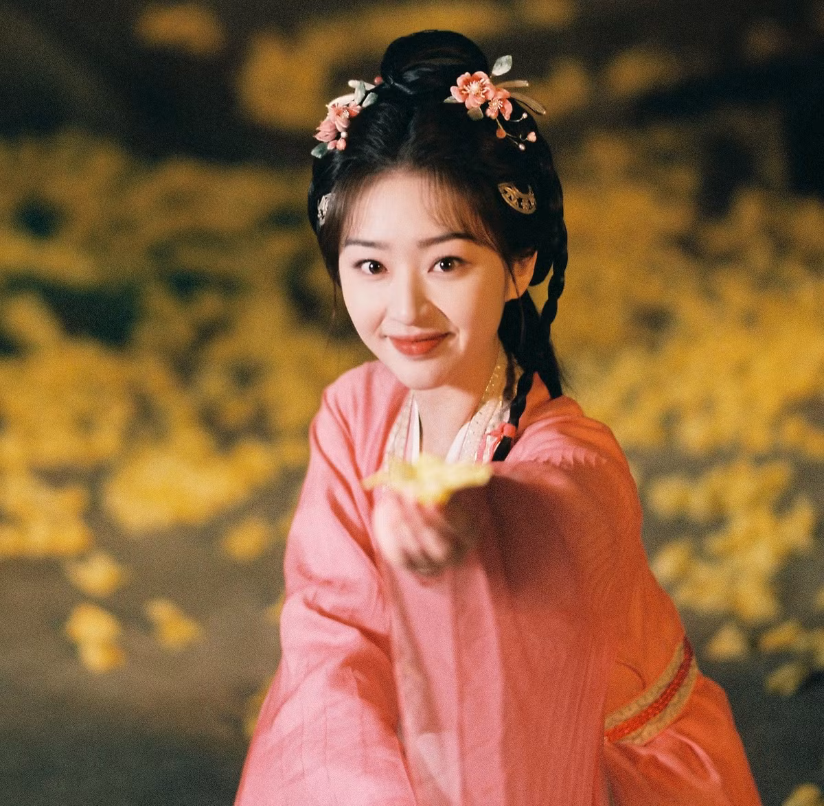 Đặng Ân Hi từng được khán giả yêu mến với vai con gái của Lâm Tâm Như trong bộ phim Phía sau nghi can X (2017) do Tô Hữu Bằng đạo diễn. Dù chỉ là nhân vật phụ, diễn xuất của cô được đánh giá cao và để lại dấu ấn trong lòng công chúng. Truyền thông Trung Quốc cho rằng nếu giữ được phong độ, Đặng Ân Hi bật lên nhanh chóng.