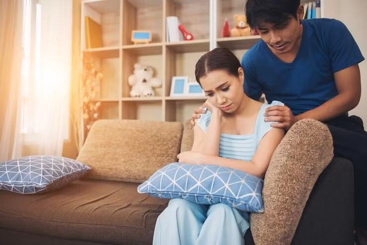 Di xuat khau lao dong ve, chong khoc khi vo dua so tiet kiem