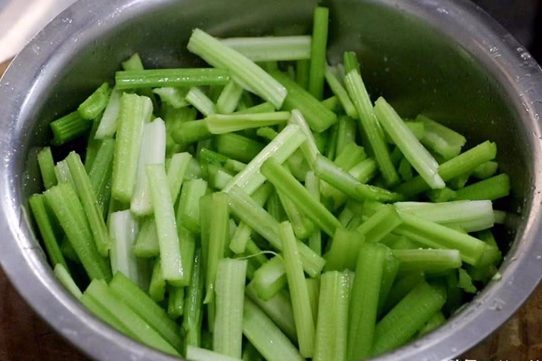 Loai rau co luong sat gap 12 lan ca chua, giup bo mau-Hinh-2