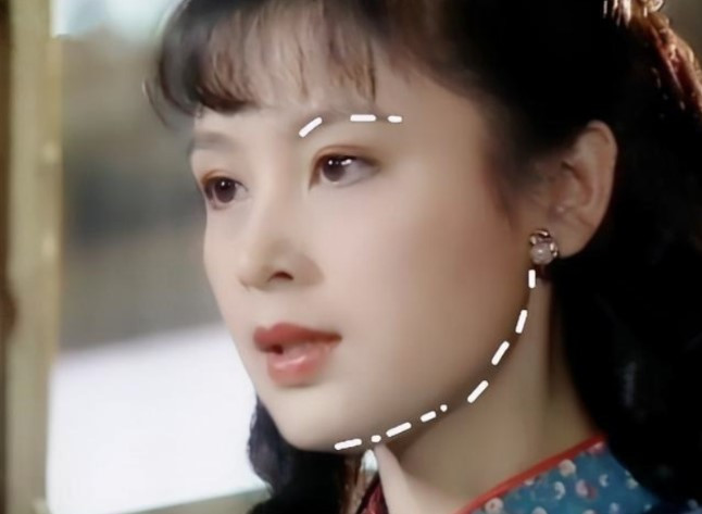 Trần Hồng được các chuyên gia sắc đẹp nhận xét có vẻ ngoài đoan trang, tao nhã, gương mặt tròn phúc hậu đẹp đầy sức sống. Tỉ lệ gương mặt của bà còn hoàn hảo theo tỷ lệ 1/5 dọc và 1/3 ngang. Ngoài ra, cũng cần nhắc tới đôi mắt hai mí rõ nét toát lên vẻ trìu mến nhưng phần khó nắm bắt của Trần Hồng. (Ảnh: IGNV)