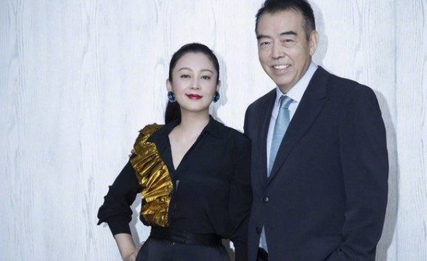 Nhiều tin đồn cho biết Trần Hồng đã tới tìm Nghê Bình, yêu cầu cô phải nhường đạo diễn Trần Khải Ca cho mình. Hiện tại, cuộc hôn nhân của cả hai vẫn êm đẹp. Sau khi lập gia đình với người đàn ông tài hoa của màn ảnh Hoa ngữ, Trần Hồng dần rời xa làng giải trí, tập trung chăm sóc gia đình và sinh hai người con trai. (Ảnh: IGNV)