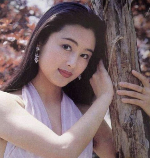  Trần Hồng sinh năm 1968 tại Giang Tây, Trung Quốc trong một gia đình có bố là nhân viên ngân hàng, mẹ là cán bộ công chức. Từ nhỏ, bà đã sớm bộc lộ năng khiếu với nghệ thuật. (Ảnh: IGNV)