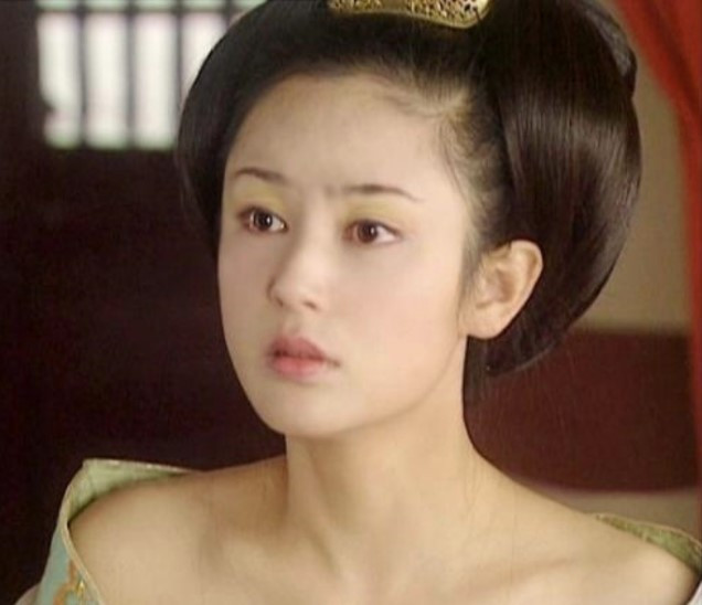 Năm 17 tuổi, bà tham gia làng giải trí. Với chiều cao 1m66, gương mặt được cho là đẹp hoàn hảo theo tiêu chuẩn Á Đông, Trần Hồng nhanh chóng được khán giả yêu mến. Bà thực sự trở thành ngôi sao hàng đầu khi thể hiện vai diễn Điêu Thuyền trong phim "Tam quốc diễn nghĩa" bản 1994. Nhiều khán giả truyền hình cho rằng Trần Hồng sinh ra để đóng nhân vật đại mỹ nhân này. (Ảnh: IGNV)