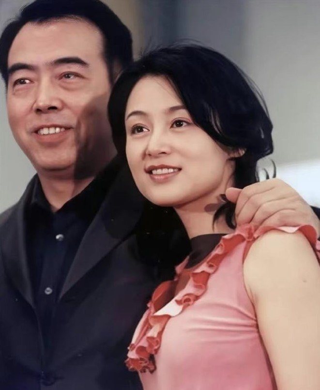 Thành công trong sự nghiệp và được triệu người ngưỡng mộ nhan sắc nhưng Trần Hồng cũng bị gắn mác "tiểu tam ghê gớm nhất showbiz". Theo đó, bà có tình cảm với vị đạo diễn hơn bà 16 tuổi là Trần Khải Ca. Thời điểm đó, Trần Khải Ca đã có mối quan hệ tình cảm 8 năm với MC Nghê Bình nhưng lại khiến Trần Hồng có thai, cũng bởi vậy cặp đôi này đã chia tay. (Ảnh: IGNV)