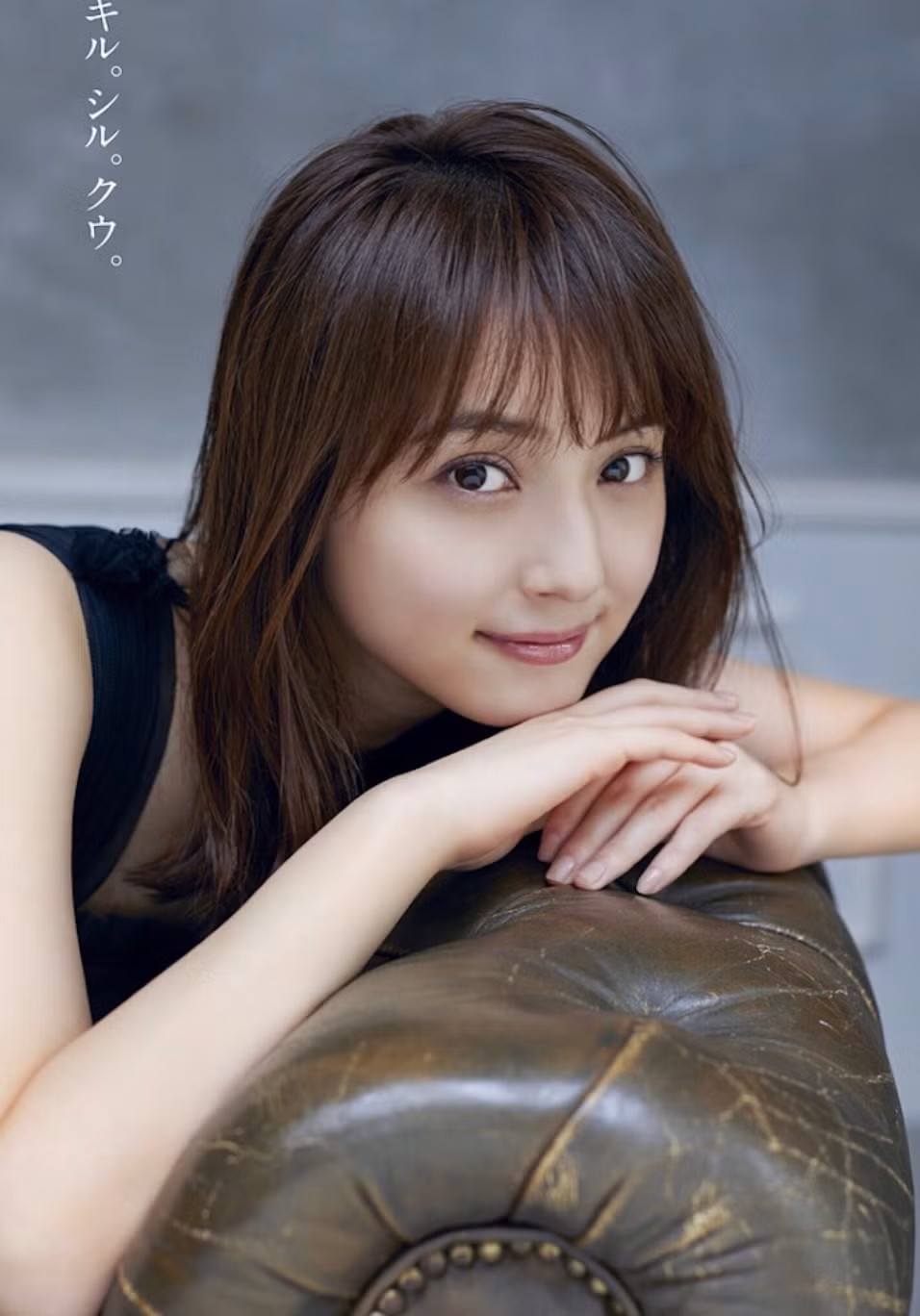 Năm 2017, Nozomi Sasaki khiến công chúng Nhật Bản cũng như châu Á tiếc nuối khi lên xe hoa cùng nam MC, diễn viên hài Ken Watabe sau hai năm hẹn hò. Thời điểm kết hôn, nhiều người không khỏi bàn tán về mối tình chênh lệch tuổi tác lẫn nhan sắc của vợ chồng mỹ nhân sinh năm 1988 (Ken Watabe hơn vợ 16 tuổi). (Ảnh: IGNV)