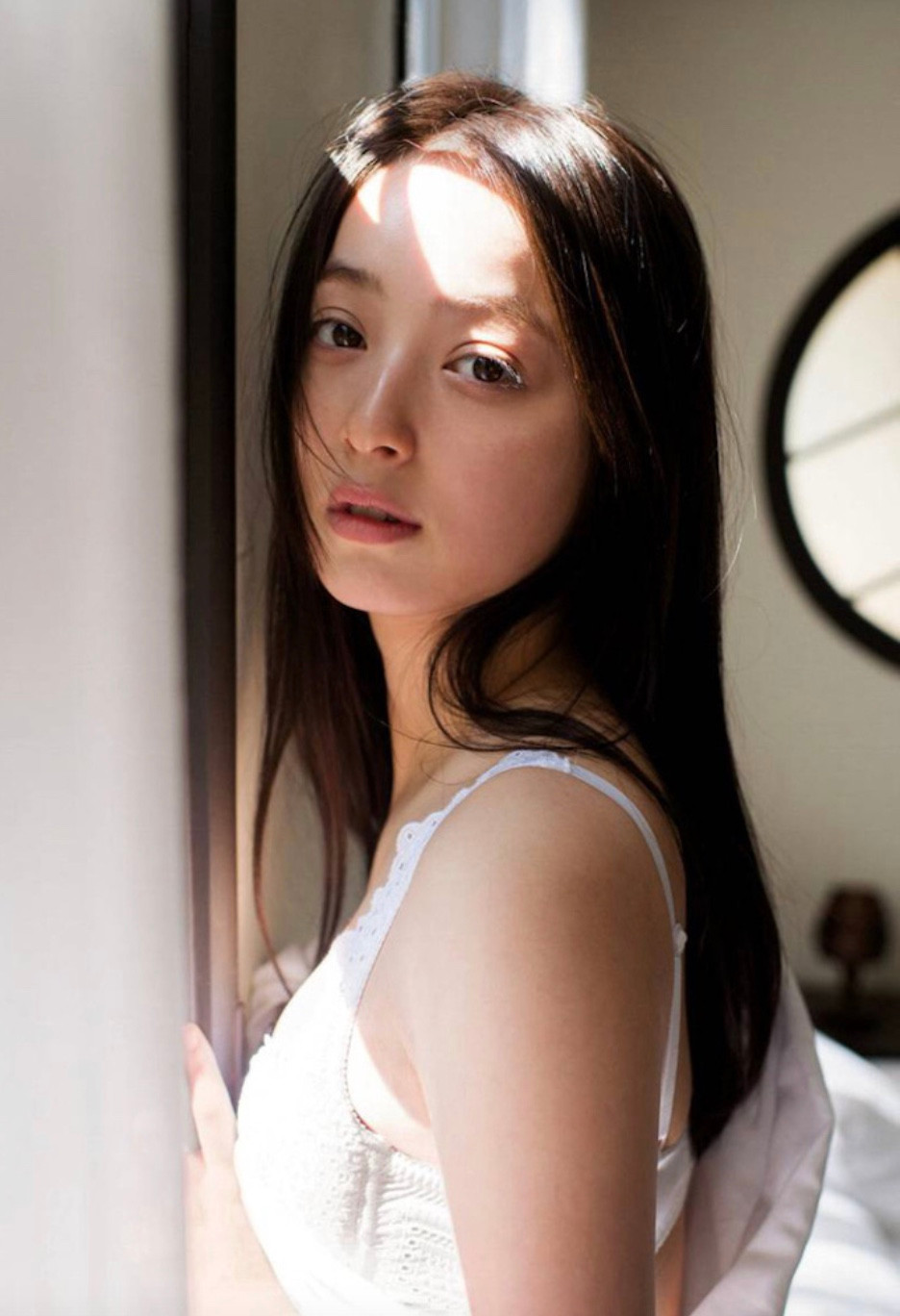 Những năm qua, Nozomi Sasaki là trụ cột kinh tế gia đình vì Ken Watabe bị tẩy chay, hầu như không có việc làm ở làng giải trí. Theo một thống kê, thu nhập của Nozomi Sasaki năm 2022 khoảng 200 triệu yen (35 tỷ đồng). Một số người bạn cho biết mỹ nhân số 1 Nhật Bản không có ý định ly hôn vì thương con nhỏ. (Ảnh: IGNV)