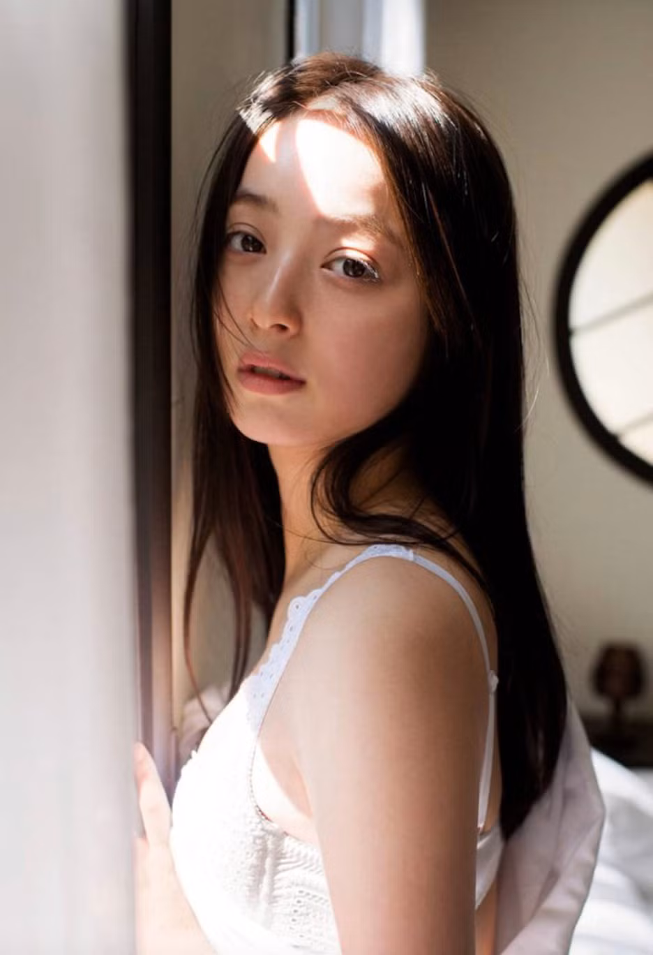 Những năm qua, Nozomi Sasaki là trụ cột kinh tế gia đình vì Ken Watabe bị tẩy chay, hầu như không có việc làm ở làng giải trí. Theo một thống kê, thu nhập của Nozomi Sasaki năm 2022 khoảng 200 triệu yen (35 tỷ đồng). Một số người bạn cho biết mỹ nhân số 1 Nhật Bản không có ý định ly hôn vì thương con nhỏ. (Ảnh: IGNV)