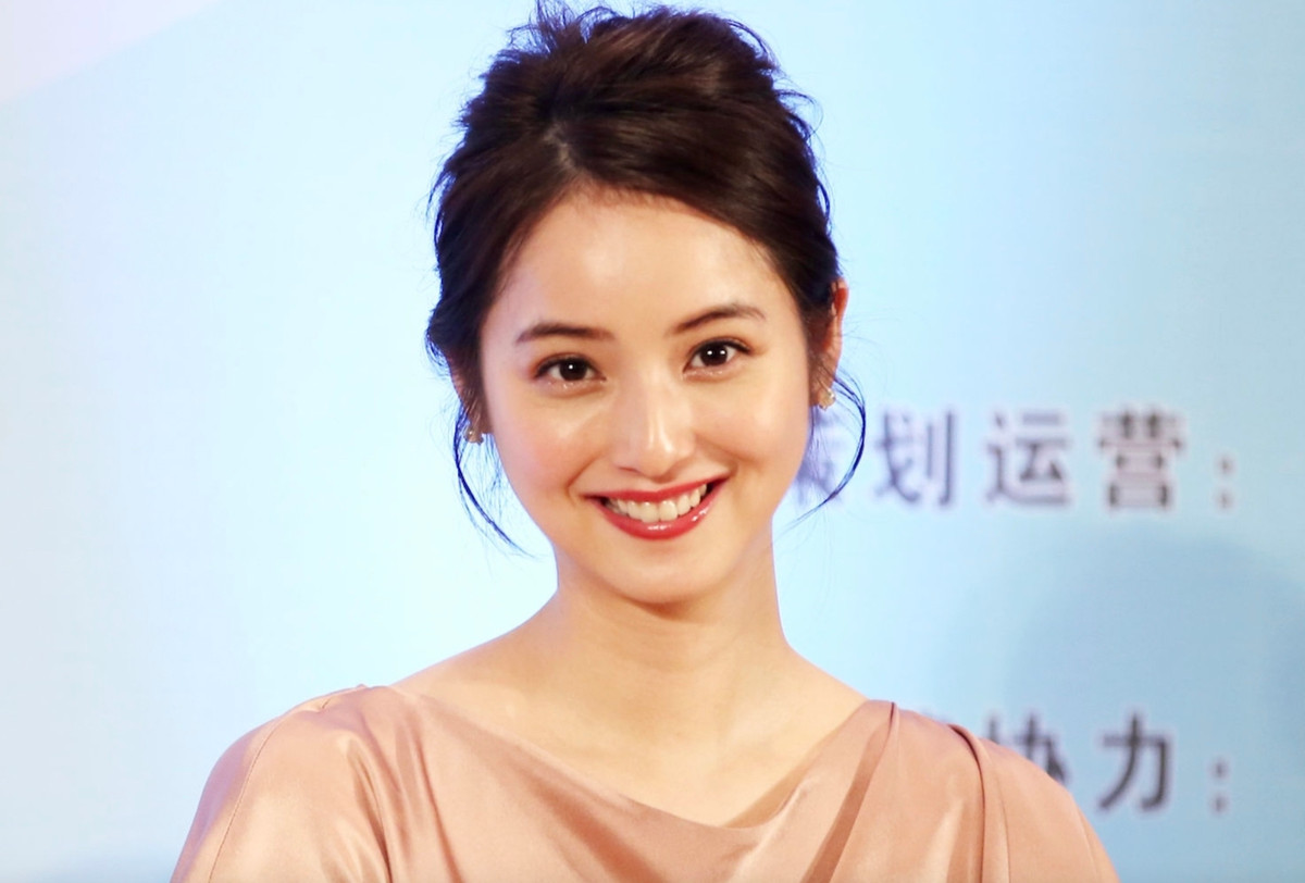 Năm 2020, Ken Watabe lộ bê bối "quan hệ" với hơn 100 người, cả phụ nữ và đàn ông, trong đó có nhân viên văn phòng, ca sĩ, diễn viên phim người lớn, vận động viên sumo... Sau scandal, trái với dự đoán của dư luận, Nozomi thay chồng xin lỗi vì scandal gây ảnh hưởng tiêu cực. Diễn viên mong paparazzi không làm phiền hàng xóm, người thân của cô, cho gia đình cô không gian riêng để giải quyết sự việc. (Ảnh: IGNV)