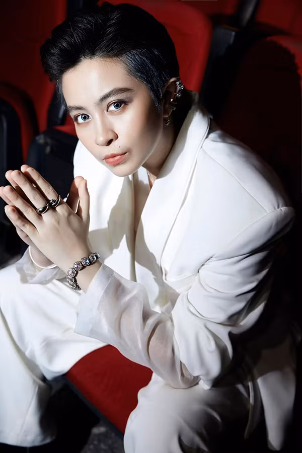 Không chỉ vậy, từ năm 23 tuổi, thấy da mặt nổi nhiều tàn nhang, Gil Lê mới biết tia cực tím có hại thế nào. Từ đó, Gil Lê bắt đầu dùng kem chống nắng hàng ngày.