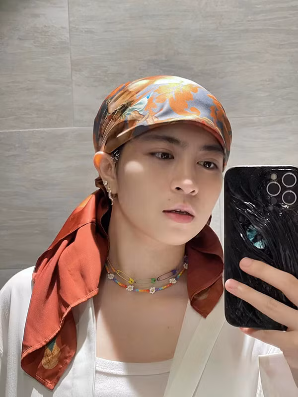 Mỗi tuần 2 lần, MC Gil Lê sẽ dùng sản phẩm chăm sóc dành riêng cho mắt và kết quả rất tốt. Nhờ chăm sóc kỹ càng nên mỗi lần xuất hiện, nữ MC đều gây ấn tượng.