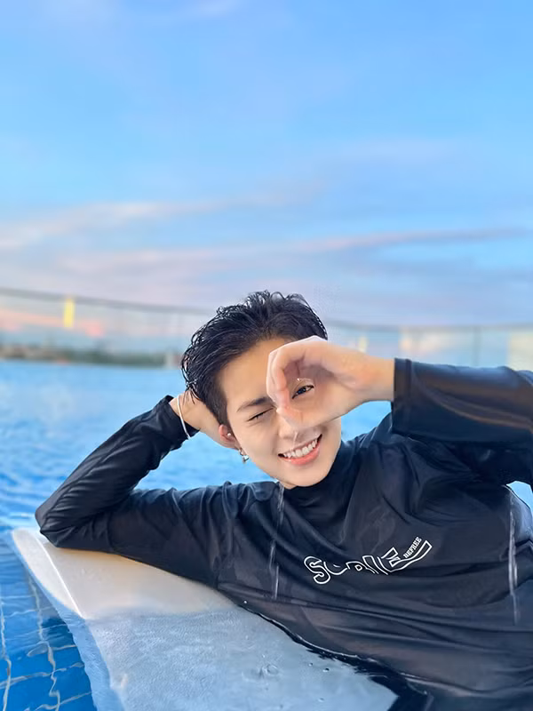 Trước khi ăn sáng, Gil Lê uống 1-2 ly, từng ngụm nhỏ để thanh lọc cơ thể. Trong ngày, Gil tiếp tục bổ sung nước để da đủ ẩm.