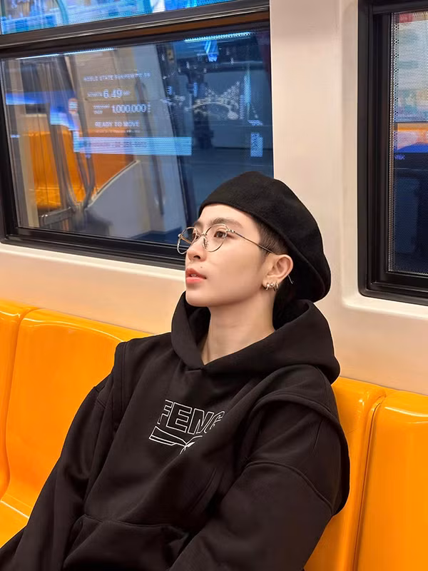 Ngoài ra, Gil Lê rất hạn chế sử dụng mỹ phẩm. Nếu phải ra ngoài, Gil chỉ dùng chút kem che khuyết điểm. Gil trang điểm rất nhẹ khi đi diễn, chủ yếu tập trung vào đôi mắt để tạo điểm nhấn cho gương mặt.