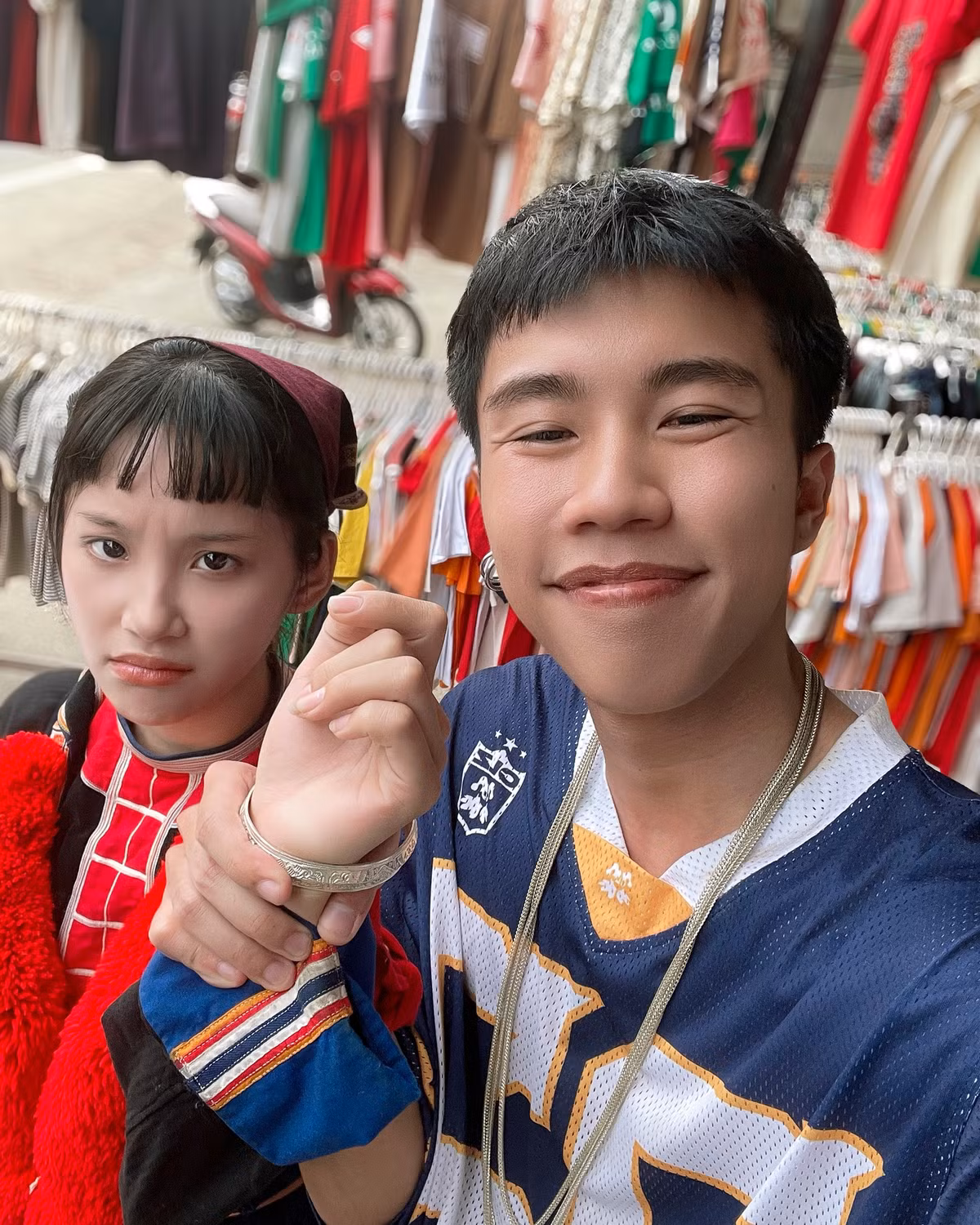 Con trai Van Dung cat-se vai dau tien mua tang me day chuyen vang