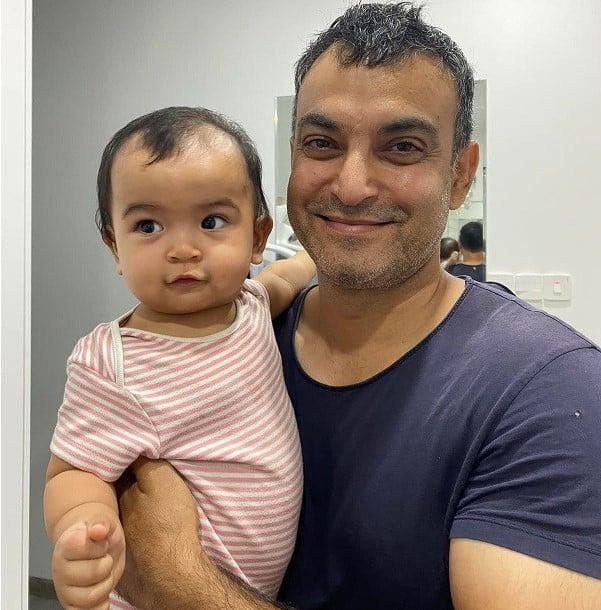  Võ Hạ Trâm thường xuyên đăng tải hình ảnh chồng và ái nữ Moon. Mới đây cô thừa nhận: "Mẹ đẻ con khéo quá. Đẻ mà không có cái nét nào dính mẹ luôn, ngay cả cái đầu tóc. Mẹ đẻ tuyệt vời!". Thực tế nhiều khán giả đã nhận xét rằng con gái của nữ ca sĩ sở hữu nhiều điểm tương đồng với bố ngay từ bé.